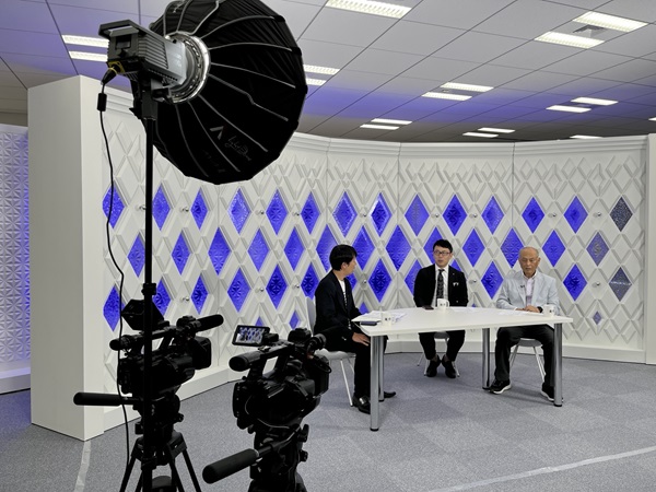 写真左が政治ジャーナリストの青山和弘さん、中央が経済評論家の上念司さん、右が前東京都知事で国際政治学者の舛添要一さん